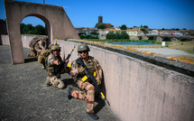 Nouveau service national: il ne s'agit pas d'"envoyer nos jeunes en Ukraine", assure Macron