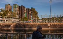 Incendie de Hong Kong : au moins 128 morts, huit arrestations et une angoissante recherche des disparus