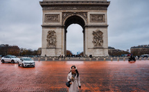 Greenpeace asperge de peinture la place de l'Étoile à Paris