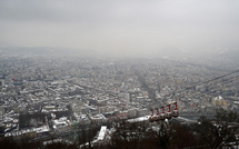 Grenoble : la police tire et blesse un homme menaçant avec un couteau