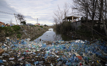 Après les inondations, l'Albanie croule sous le plastique