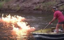 Australie: un député enflamme une rivière pour dénoncer la fracturation hydraulique