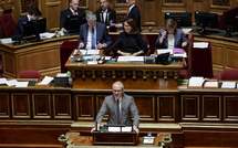 Le Sénat rejette d'emblée le budget, un dernier 49.3 attendu vendredi à l'Assemblée