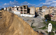 En Sicile, des perroquets mis à l'abri après le spectaculaire glissement de terrain