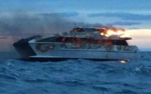 Grande barrière de corail: une quarantaine de touristes s'échappent d'un bateau en flammes