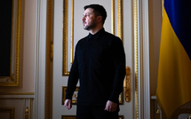 Après quatre ans d'invasion, l'Ukraine ne "perd pas" la guerre, dit Zelensky à l'AFP