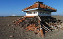 Pour survivre, des Indonésiens deviennent guides touristiques d'un volcan de boue