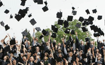 GB: Fini le lancer de toques à la remise des diplômes!