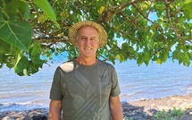 ​Émile Otcenasek se lève à Papara