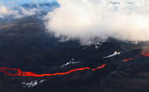 Éruption du Piton de la Fournaise: une coulée de lave menace de couper la route reliant le sud à l'est de La Réunion