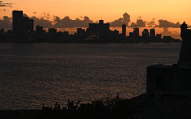 Cuba rétablit son réseau électrique, Washington accentue la pression