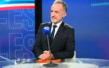 Municipales à Paris: Grégoire dramatise l'enjeu et attaque Macron