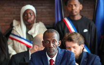 Le maire de Saint-Denis reçoit le soutien du gouvernement après avoir été la cible d'attaques racistes