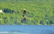 Un skateboard volant fait son show à la Cité des Sciences