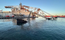 Une ancienne grue plonge à la base navale