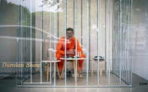 Un artiste s'enferme un mois dans une cage pour dénoncer l'emprise des Gafam