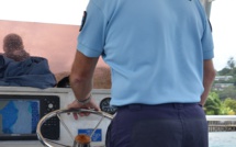 Son va'a se casse en deux, un homme à la mer dans la houle de Taapuna