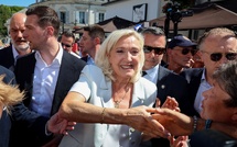 Présidentielle: Le Pen démarre sa campagne largement en tête (sondages)