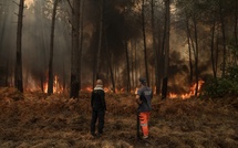 Mégafeu: lutte acharnée des pompiers contre les reprises d'incendie en Gironde