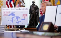 Trump signe un décret changeant le nom du "lac Ontario" en "lac d'Amérique"