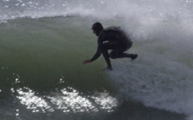 Insolite: Ils surfent...sans planche! (Vidéo)