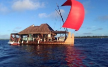 Teiki Pambrun installe sa pirogue Hitiura 2 à Huahine
