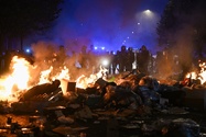 "Comme si on avait eu la guerre" : Paris se réveille sidéré après les violences "Comme si on avait eu la guerre" : Paris se réveille sidéré après les violences