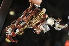 Les bouteilles et cannettes sont déchiquetées.