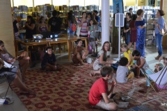 Dans l'espace détente, un vidéo mapping créé par Hereiti Vairaaroa permettait de découvrir l'histoire du vivo et du pū