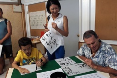 L'atelier de calligraphie japonaise était conduit par Akari Okamune