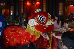 c-Toucher le Lion et lui donner des enveloppes de cadeau porte chance