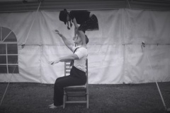 Nina et Sébastien réalisent ensemble un certain nombre d'acrobaties.