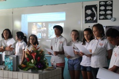 Le premier livre a été offert à une classe du collège de Punaauia.
