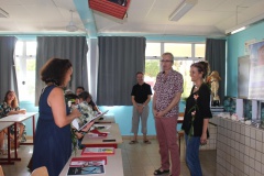 Le livre a été remis en présence de la ministre de l'Éducation.