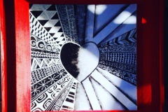 Mère et fille œuvrent ensemble.