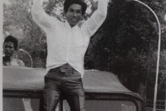 Un cambodgien brandit un tee shirt en guise de drapeau blanc.