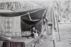 Un abri de fortune dans la rue.