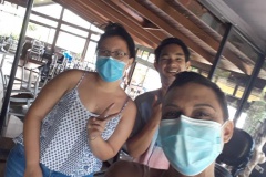 Montage de l'exposition Tatou au restaurant Ô Belvédère. Taina Calissi en premier plan avec Jason et Moea, stagiaires du Centre des métiers d'art.