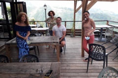 Montage de l'exposition Tatou au restaurant Ô Belvédère.