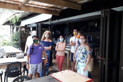 Montage de l'exposition Tatou au restaurant Ô Belvédère.