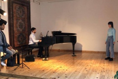 Tinalei avec le pianiste et chef de chant Yoann Piazza qui l’a coaché en visioconférence depuis début novembre ainsi que Fabrice di Falco, l’organisateur du concours et chanteur d’opéra.