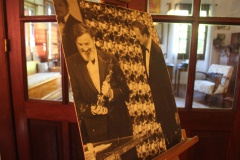 Conrad L. Hall reçoit un Oscar.