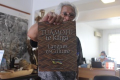 Tuāmotu te kāiga, langue et culture paru en 2001 chez Haere pō.