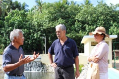 Le maire a fait part de l'historique de la station au président du syndicat et conseiller municipal de Punaauia, Gustave Van Bastolaer, et Célia Tetavahi, conseillère municipale de Faa'a.