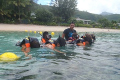 Des écoliers qui découvrent le sentier pédagogique