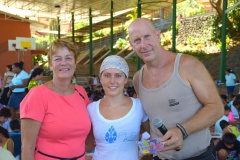 Stephenn Bennett avec sa femme et Mme Sonia, la directrice de Saint Hilaire