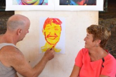 Stephen Bennett esquisse un rapide portrait de Mme la directrice, devant les yeux amusés de nos enfants.
