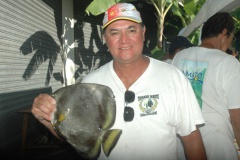 Tonio FAIVRE, président du club Maoti et organisateur de la 5ième manche présente le poisson emblême de leur club, le paraha peue