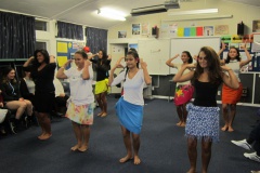 Démonstration de ori Tahiti par les élèves polynésiens.