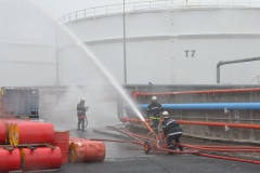 De l'eau est projetée sur les cuves pour éviter leur échauffement.